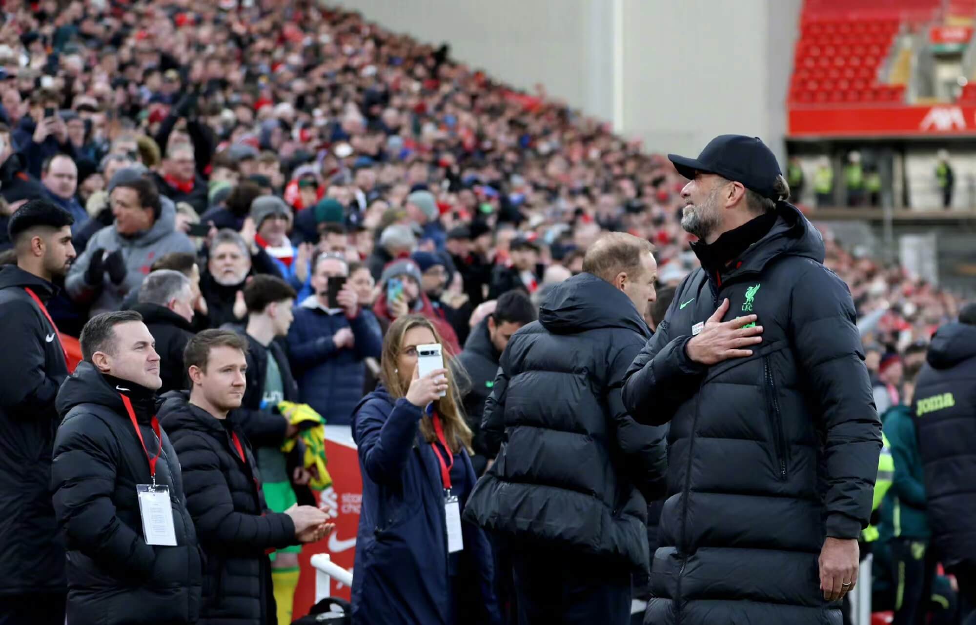 Los aficionados cantaron adiós y el técnico del Liverpool, Klopp, se emocionó hasta las lágrimas.